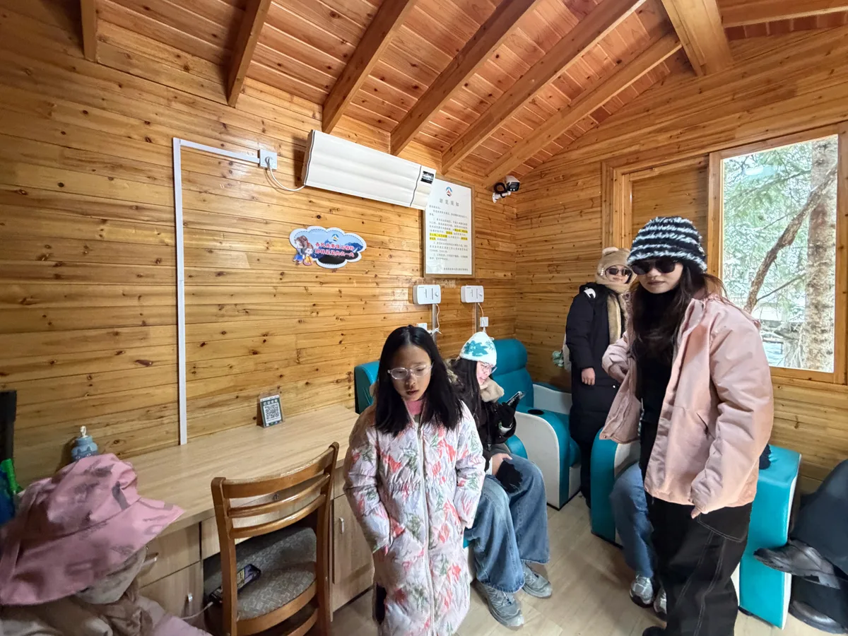 Wooden oxygen bar rest room along the Huanglong descent trail